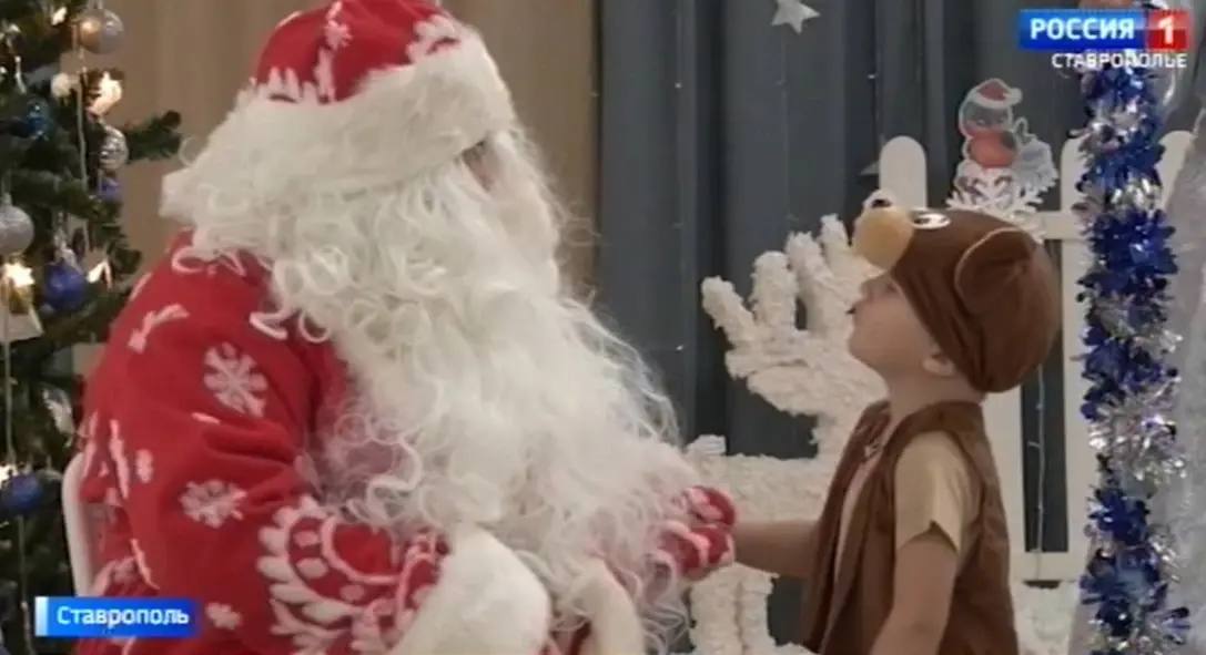 Губернатор Ставрополья дети участников СВО обязательно должны попасть на новогодние елки Вопрос участия детей военнослужащих в краевых и муниципальных елках был поднят во время прямой линии губернатора с жителями Ставрополья Глава региона Владимир Владимиров напомнил что дети участников СВО военнослужащих сотрудников правоохранительных ведомств обязательно должны включаться в список участников таких праздников Главам муниципалитетов необходимо внимательно следить за обращениями земляков чьи дети хотят попасть на губернаторские елки елки в территориях Все желающие обязательно должны получить такую возможность наша задача это проконтролировать подчеркнул Владимир Владимиров