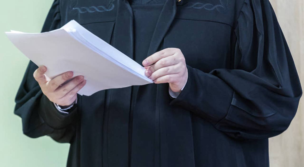 В Оренбурге сотрудников УК осудили за незаконный перевод МКД в свое управление Шестой кассационный суд общей юрисдикции оставил в силе приговор шести сотрудникам оренбургского ООО УК Галактика за злоупотребление полномочиями ч 1 ст 201 УК РФ Об этом сообщает прокуратура Суд установил что в феврале марте 2023 года фигуранты уголовного дела подделали протоколы собраний собственников 45 многоквартирных домов в Оренбурге Это позволило им незаконно перевести дома под управление своей компании Двоим организаторам преступления назначено лишение свободы с заменой на принудительные работы и запретом работать в сфере ЖКХ Четверо других фигурантов оштрафованы на суммы от 70 до 120 тыс руб Адвокаты осужденных обжаловали приговор утверждая что их подзащитные не имели преступного умысла Однако суд поддержал позицию прокурора и отклонил жалобы kommersant volga