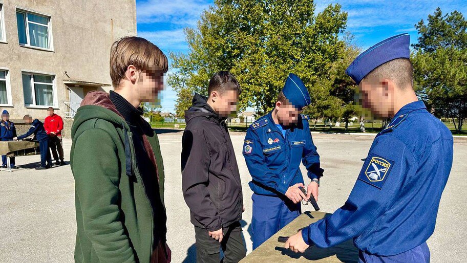 Учащиеся из Херсонской области прошли военно спортивные сборы в Крыму Учащиеся подшефного класса Росгвардии из Херсонской области завершили специализированные военно спортивные сборы в Крыму Об этом сообщили в пресс службе ведомства Подобные мероприятия имеют огромное значение для патриотического воспитания подрастающего поколения Они позволяют подросткам не только познакомиться с основами военного дела но и воспитывают ответственность дисциплину и умение работать в команде отметила представитель молодежного центра Патриот Лилия Дубец пресс служба Росгвардии ХАНмолодежка Новости Херсонской области в канале ХАН