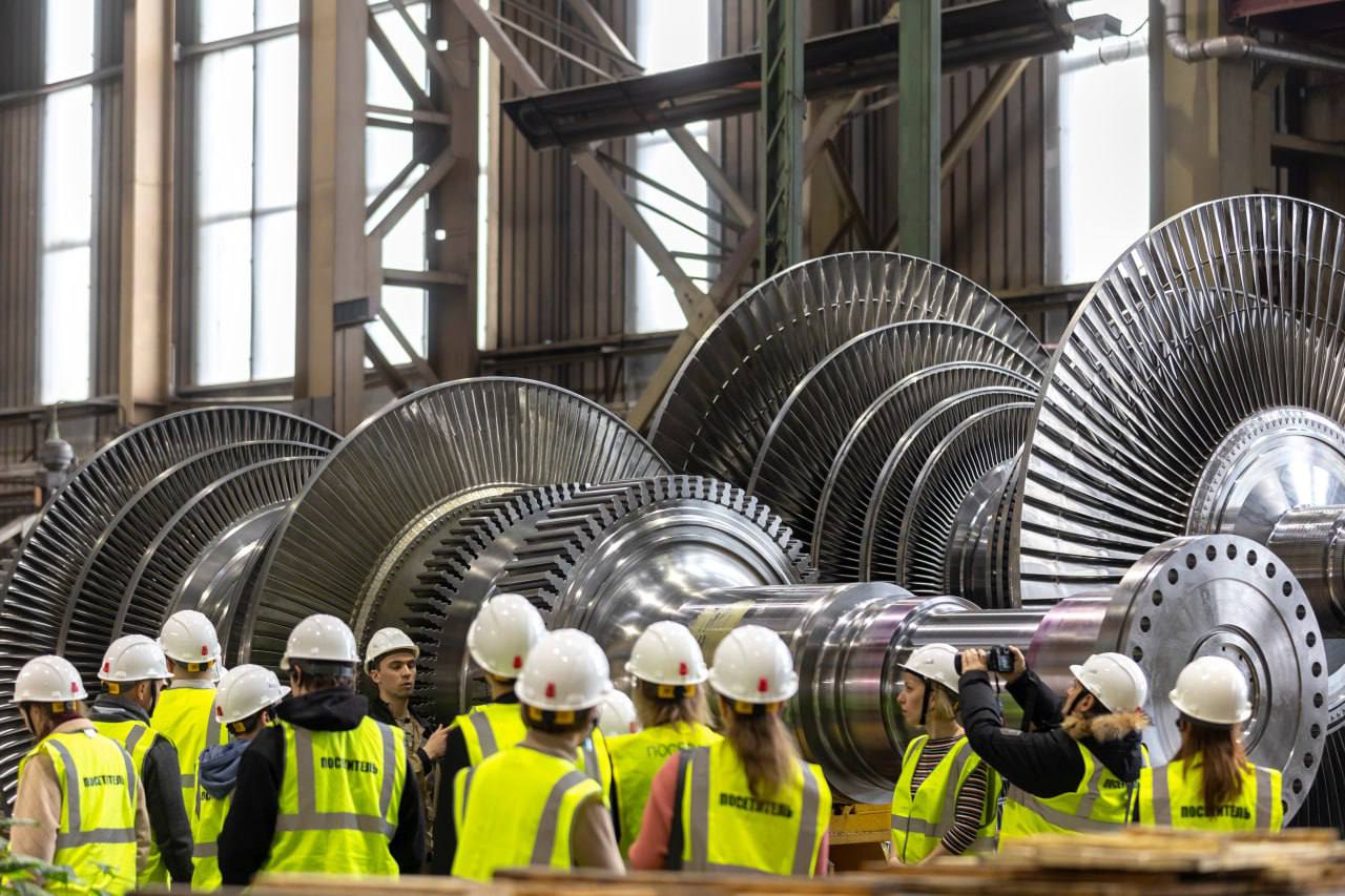 Более 600 участников образовательной программы ОткрытаяПромышленность узнают как продвигать свои экскурсии для иностранных туристов В пятом сезоне было подано более тысячи заявок Участники из 63 регионов разработают маршруты промышленных экскурсий а также освоят технологии продвижения туристических продуктов на международные рынки В конце обучения участники получат диплом о профессиональной переподготовке Организация промышленного туризма удостоверение о повышении квалификации по программе Технологии формирования международного турпродукта для целевых туристических рынков Программа успешно развивается на международном уровне Среди ее партнеров Республика Узбекистан и Республика Беларусь Важным шагом в продвижении российского промышленного туризма за рубежом стал Путеводитель Союзного государства на английском и китайском языках Организаторы обучения АНО Центр компетенций в сфере туризма и гостеприимства при поддержке Минпромторга России и Комитета по развитию туризма Санкт Петербурга Агентство стратегических инициатив теперь и в MAХ