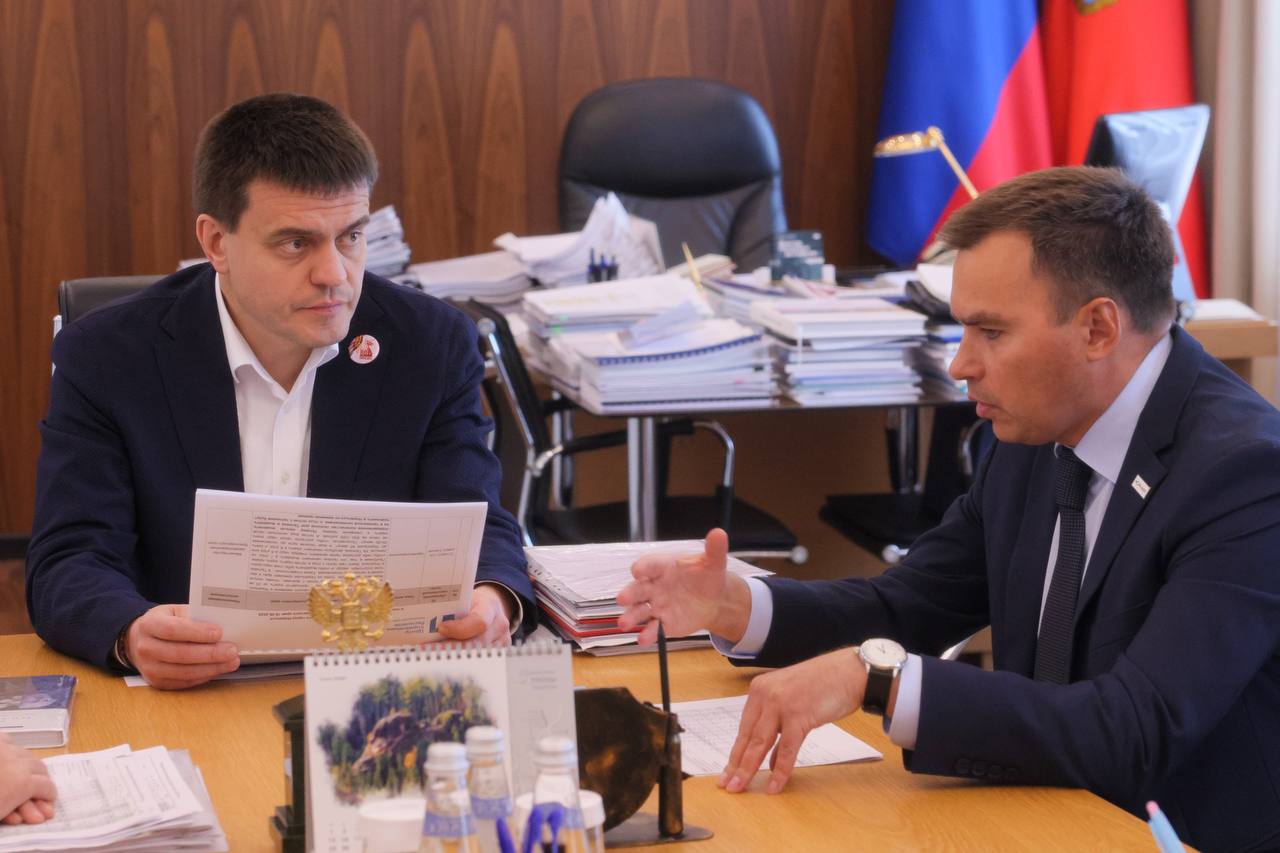 Провел рабочую встречу по реализации комплексного плана социально экономического развития Норильска На ней в том числе передал мэру Дмитрию Карасеву обращения от жителей города которые поступили мне к прямому эфиру Сразу несколько сообщений об отсутствии отопления было от жителей дома на улице Хантайской 15А Норильчане жаловались на холод в квартирах при минусовой температуре за окном Еще вчера поручал разобраться с ситуацией сегодня Стройнадзор мне доложил что задача решена и подача тепла в этом доме обеспечена Но в процессе выяснилось что в соседних домах проблема остается Поручил главе города оперативно восстановить отопление во всех домах норильчан Были также просьбы о создании условий для развития горнолыжного спорта устранении вырубок асфальта после взятия проб наведении порядка с графиком работы общественного транспорта кадровом обеспечении больниц и другим темам которые беспокоят жителей Договорились что каждое обращение будет взято на контроль и отработано