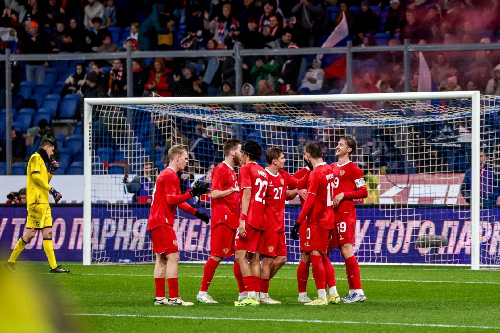 Назван окончательный состав сборной России на матчи с Перу и Чили Пресс служба сборной России по футболу огласила итоговый список футболистов которые примут участие в двух контрольных играх со сборными латиноамериканских команд Перу и Чили В заявку попали 30 футболистов Матвей Сафонов был вызван из состава Пари Сен Жермен его сменщиком будет Станислав Агкацев из Краснодара Также вызваны еще два вратаря Максим Бориско из калининградской Балтики и Виталий Гудиев из Акрона Читать полностью