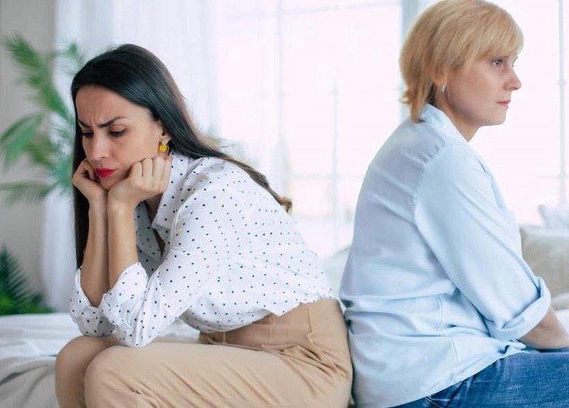 Жизнь взрослых детей с родителями тормозит демографию считают в Общественной палате Проживание повзрослевших детей с родителями создает проблемы для российской демографии заявил председатель комиссии Общественной палаты РФ Сергей Рыбальченко К сожалению одна из проблем демографии не только у нас но и во многих странах заключается в том что дети остаются жить с родителями после совершеннолетия Молодые люди могут жить с родителями встречаться бесконечно долго но так и не созреть для создания собственной семьи отметил председатель комиссии ОП по демографии защите семьи детей и традиционных семейных ценностей Сергей Рыбальченко Рыбальченко добавил что часто совершеннолетним приходится жить с родителями из за недоступности жилья арендовать дорого а собственное приобрести невозможно Источник ТАСС   Будь в курсе событий везде ОК VK MAX