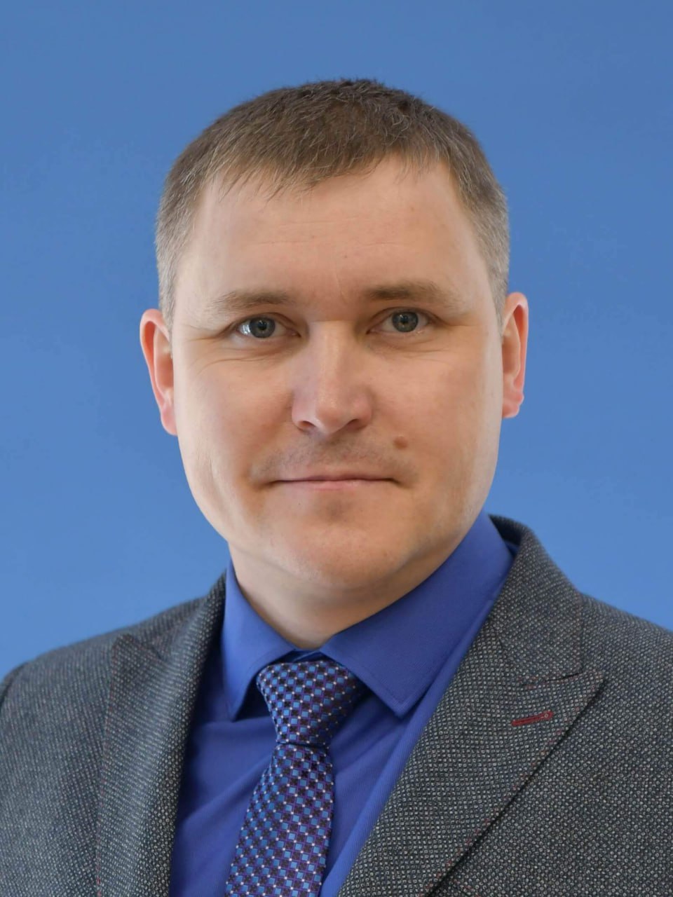 5 лет колонии получил замглавы Новосибирского авиационного технического колледжа имени Галущака Александр Егошин его обвинили в получении взяток Суд установил что Егошин получил 350 тысяч взятки за подписание актов приёма передачи учебного комплекса авиационной техники и стендов тренажеров которые не соответствовали условиям заключённых государственных контрактов Колледжу от действий заместителя директора был причинён ущерб на общую сумму более 27 миллионов Отбывать наказание Александр Егошин будет в колонии строгого режима