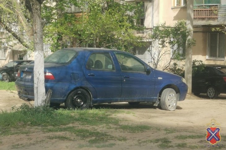 В Волгограде 20-летний рецидивист попался на угоне иномарки В Краснооктябрьском районе Волгограда полицейские по горячим следам раскрыли угон легкового автомобиля. Как сообщает ИА «Высота 102», в середине апреля местный житель обратился в полицию с заявлением о пропаже иномарки. - Мужчина сообщил, что неизвестный угнал принадлежавший ему автомобиль Fiat, припаркованный во дворе многоквартирного дома по месту его жительства, - рассказали журналистам в пресс-службе ГУ МВД России по Волгоградской области. При этом долго скрываться злоумышленнику не удалось. Вскоре полицейские вышли на след предполагаемого преступника. По версии следствия, машину присвоил 20-летний, ранее судимый местный житель. Подробнее