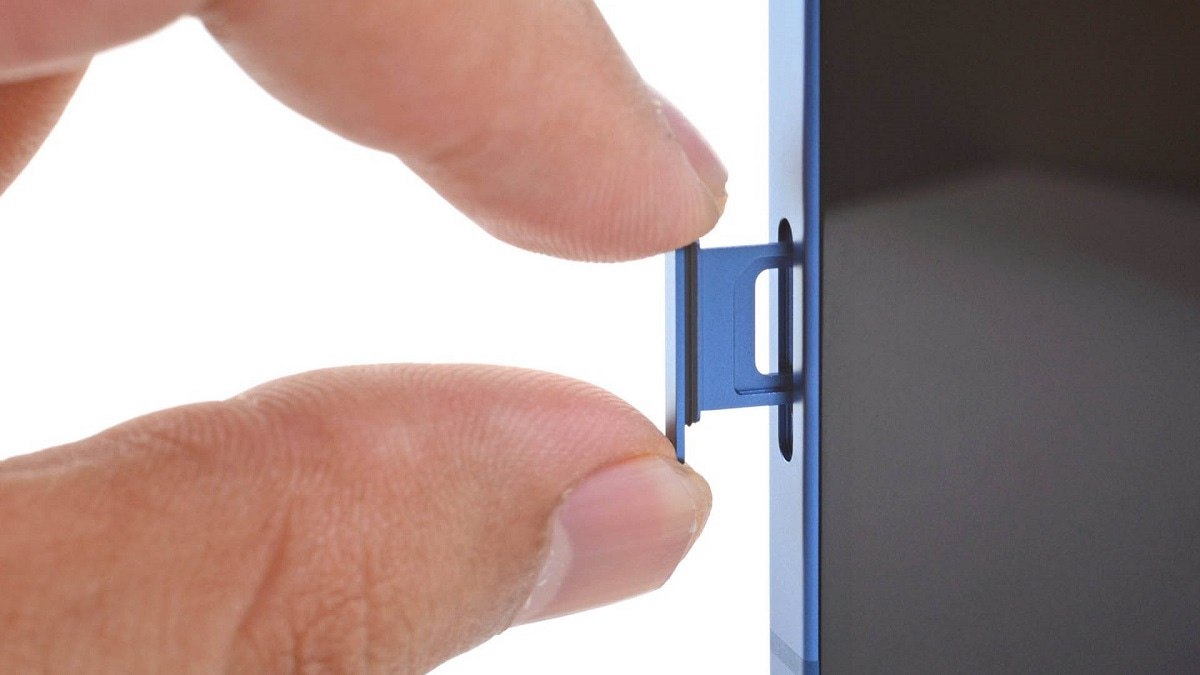 Apple отказывается от SIM карт По данным MacRumors Apple обязала сотрудников и партнеров в Евросоюзе пройти обучение по настройке eSIM на iPhone Последний срок 5 сентября всего за несколько дней до презентации iPhone 17 Это намекает на то что новинка выйдет в версии без SIM карт не только в США где iPhone уже три года продаются только в eSIM версиях но и в Европе Останется ли лоток под SIM карту в других регионах вопрос открыт Например сейчас версии iPhone для Китая идут сразу с двумя физическими SIM картами и возможно это будет последний шанс купить новинку Apple без eSIM Мой Компьютер