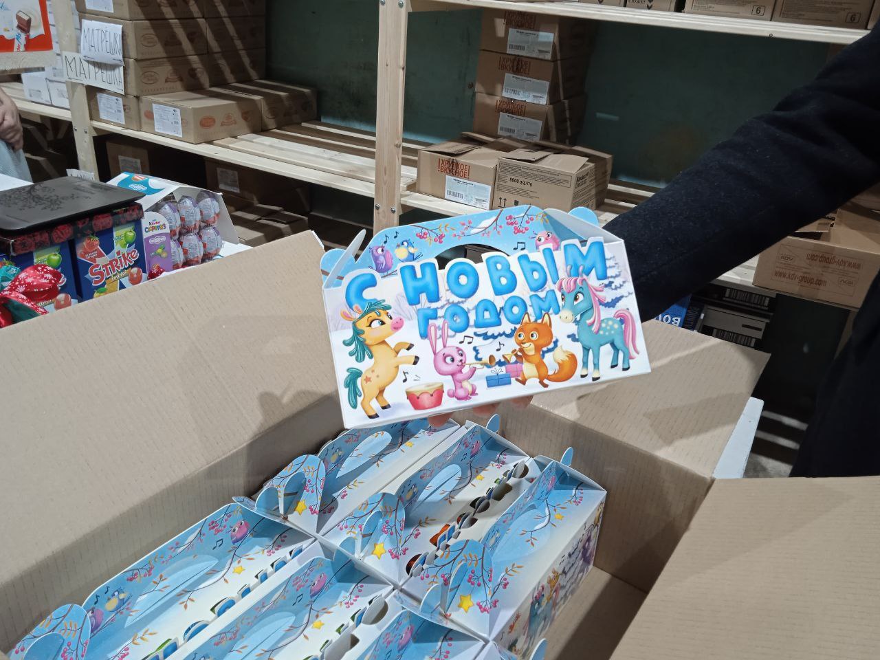 Более трех тысяч детских подарков доставили в Васильевку Сладости игрушки и сувениры из Карелии прибыли на этой неделе в Васильевский район Запорожской области над которым мы шефствуем Надеюсь что подарки и теплые приветы из нашей северной республики порадуют ребят В ближайшее время волонтеры их вручат написал Артур Парфенчиков По всей республике у нас продолжается акция Рождественский подарок бойцу Здесь более подробно написано куда и какие подарки для участников СВО можно приносить Еще есть время акция продлится до 28 декабря Глава Карелии присоединился к акции и передал через Народный фронт ребятам средства спецсвязи Посылок собрано уже очень много kalitki