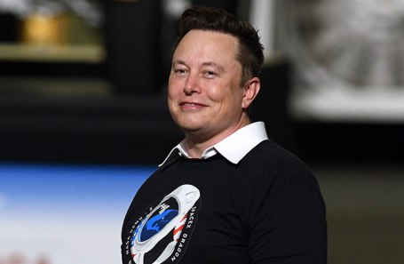 Илон Маск побил свой же рекорд и стал первым человеком чье состояние превысило 700 млрд долларов Еще в понедельник 15 декабря его состояние впервые пробило рекордные 600 млрд Как отмечает Forbes дело в том что суд штата Делавэр восстановил ранее аннулированные опционы на акции Tesla стоимость которых составляет 139 млрд Теперь американский предприниматель владеет 749 млрд долларов Фото Paul Hennessy Zuma ТАСС Подписывайтесь на BFM И в MAX