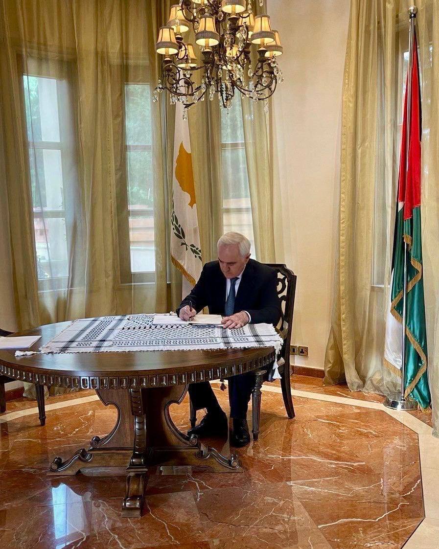 3 декабря по случаю Международного дня солидарности с палестинским народом Чрезвычайный и Полномочный Посол Российской Федерации в Республике Кипр Мурат Зязиков оставил запись в открытой Посольством Государства Палестине на Кипре Книге солидарности Как подчеркнул руководитель российской дипмиссии Россия последовательно выступает в поддержку комплексного решения палестинской проблемы в соответствии с принятыми общепризнанными решениями Совета Безопасности Организации Объединенных Наций в интересах всех проживающих в этом регионе людей Посол России на Кипре отметил традиционно дружественные отношения между Россией и Палестиной подтверждаемые активным политическим диалогом в том числе на высшем уровне между лидерами Владимиром Путиным и Махмудом Аббасом