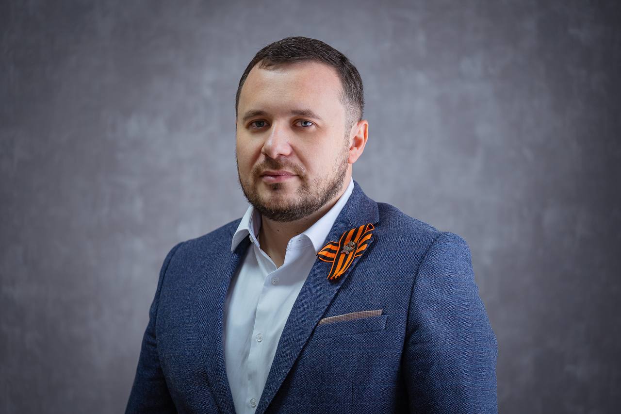 Антон Робертович Тицкий покидает пост заместителя губернатора Запорожской области в связи с переходом на другое место работы. Антон Робертович приехал в Запорожскую область в самый непростой период, под его руководством реализованы важнейшие молодежные и социальные проекты. Уверен, большой политический опыт и профессионализм, вовлеченность во все происходящие процессы, внимание и небезразличие помогут Антону Робертовичу и дальше трудиться на благо России. Благодарю за активную работу в Запорожской области, решение ответственных задач, полную самоотдачу и значительный вклад в развитие нашего региона.