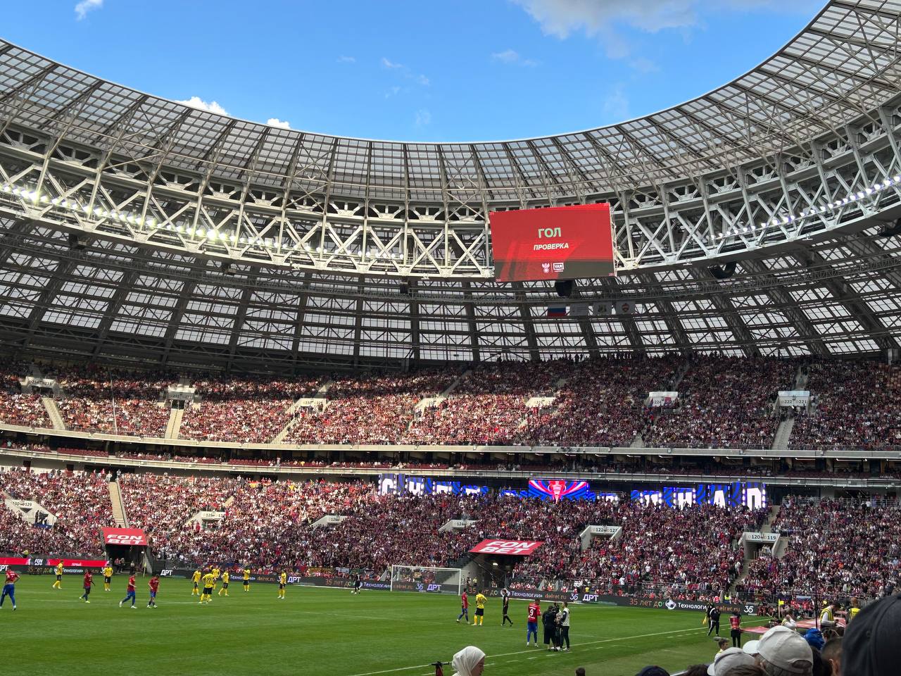 ЦСКА и «Ростов» завершили первый тайм суперфинала Кубка России со счетом 0:0 У армейцев на девятой минуте забил Иван Обляков, но гол отменили спустя почти семь минут из-за офсайда у Мойзеса. У VAR возникли проблемы со связью, первый тайм затянулся на шесть минут. -канал «РБК Спорт»
