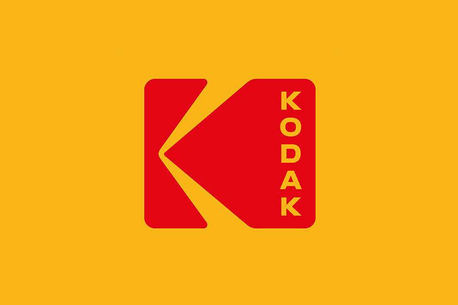 Легендарный Kodak может прекратить деятельность  11 августа компания Eastman Kodak опубликовала результаты своей деятельности за второй квартал. Общая выручка компании составила $259 млн, что на 5% меньше, чем годом ранее. Прибыль достигла $9 млн, что на 25% меньше, чем во втором квартале 2024 года.   Впрочем, инвесторы обратили больше внимания на предупреждение компании о ее способности обслуживать долговые обязательства, которые составляют около $500 млн. Kodak отметила, что пытается сократить долговую нагрузку, однако в текущей ситуации не все находится под ее контролем. В связи с этим компания предупредила о «существенной неопределенности по поводу дальнейшего продолжения деятельности в текущем виде». После этого акции Eastman Kodak упали в цене на 7%.