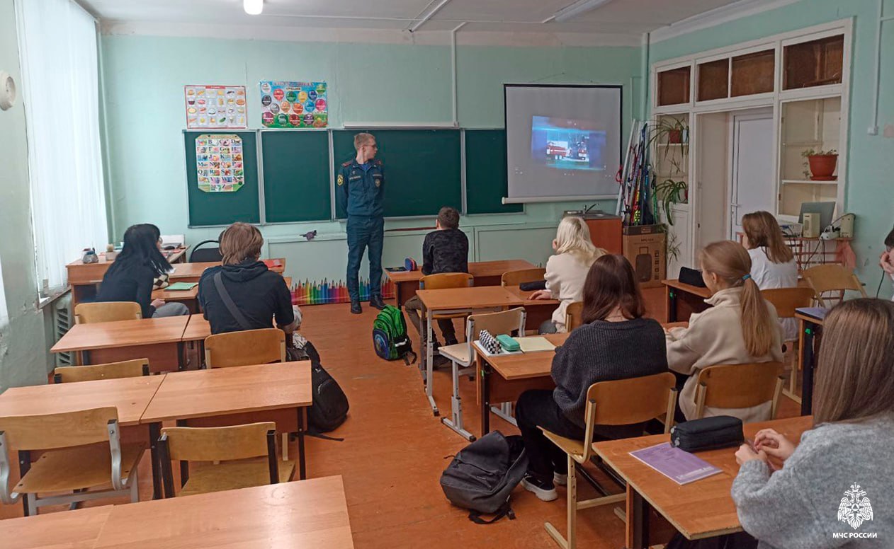 Школьникам из Сегежи напомнили правила пожарной безопасности   Сотрудник МЧС Республики Карелия провёл урок для восьмиклассников. Перед майскими выходными он рассказал школьникам:   как правильно вызывать пожарную охрану с мобильного телефона;  что делать при пожаре в доме;  как безопасно пользоваться электронагревательными приборами, печным отоплением и газовым оборудованием;  как вести себя при чрезвычайных ситуациях.  #МЧСРоссии #МЧСКарелии #МЧС