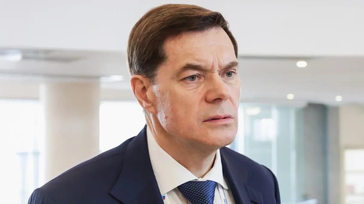 Миллиардер Мордашов впервые возглавил рейтинг Forbes по выплаченным дивидендам  Рейтинг впервые возглавил контролирующий акционер «Северстали» Алексей Мордашов — он и связанные с ним лица получили дивиденды на 201,8 млрд рублей, из них почти 200 млрд рублей приходится на дивидендные выплаты как раз «Северстали». Примечательно, что в свежем рейтинге российских миллиардеров Алексей Мордашов занял второе место, уступив первому номеру Вагиту Алекперову $100 млн.   В списке по дивидендам случилась рокировка — Мордашов обошел совладельца «Лукойла» буквально «на флажке». Forbes оценил дивидендный доход Вагита Алекперова и связанных с ним лиц в 201 млрд рублей в 2024 году. Ранее нефтяной магнат два года подряд лидировал в нашем рейтинге по дивидендам.  Суммарные дивидендные выплаты в пользу 50 участников рейтинга и связанных с ними лиц достигли почти 1,8 трлн рублей в 2024 году. Среди новых участников — владельцы бывших иностранных активов «Вкусно — и точка» и Lamoda, академик Российской академии наук, хозяин «Ермолино», вице-президент фонда горских евреев и бывший партнер Алишера Усманова.   Подробности с материале Forbes   : Алексей Мордашов  Фото Романа Наумова / URA.RU / ТАСС