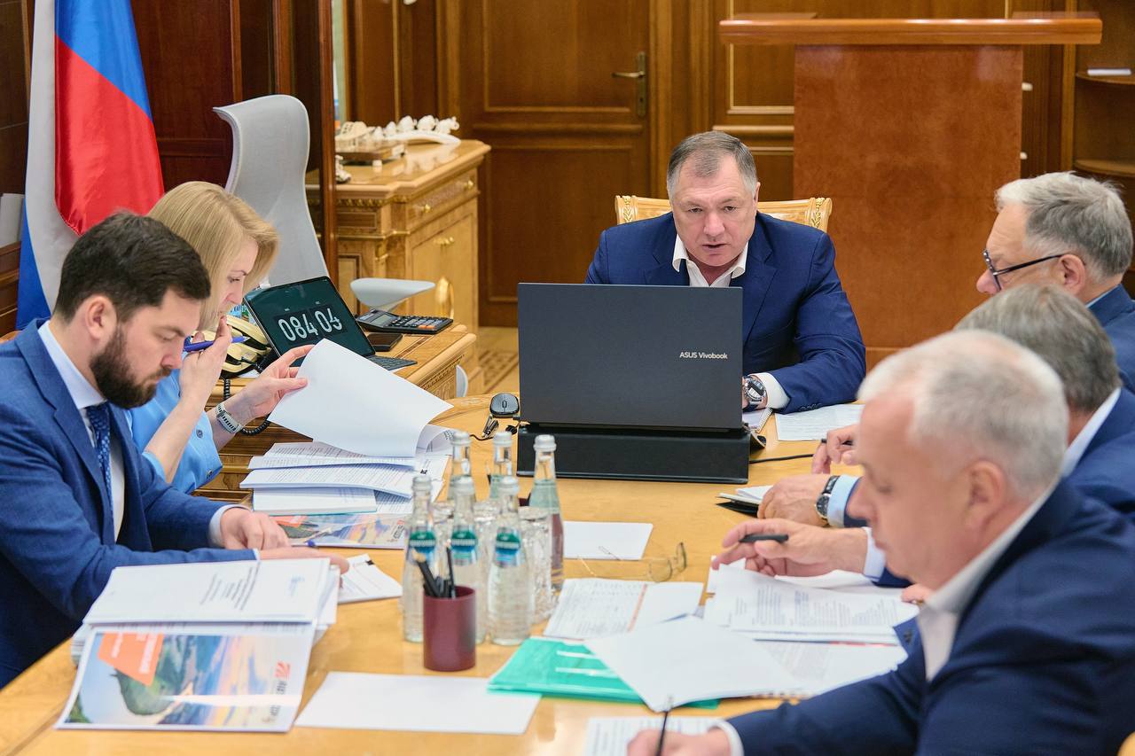 Провел заседание Научно-технического совета "Автодора" Сегодня хотя мы и развиваем дорожный каркас - какие-то дороги строим, какие-то обновляем, - но во время текущей экономической ситуации нам важно пересматривать подходы в этой работе. Это оптимизация стоимости и сроков работ, поиск оптимальных проектных решений, развитие кадров, применение опыта иностранных коллег. Недавно, например, посмотрел на технологии дорожного строительства в Китае — определенно есть что перенять. На заседании обсудили, в каком направлении нужно двигаться. Также посмотрели на проектные решения по будущим ключевым объектам "Автодора", включая участки на Юге России. Призвал коллег очень активно включиться в эту работу. От этого напрямую зависит, как будет развиваться дорожная сеть нашей страны.