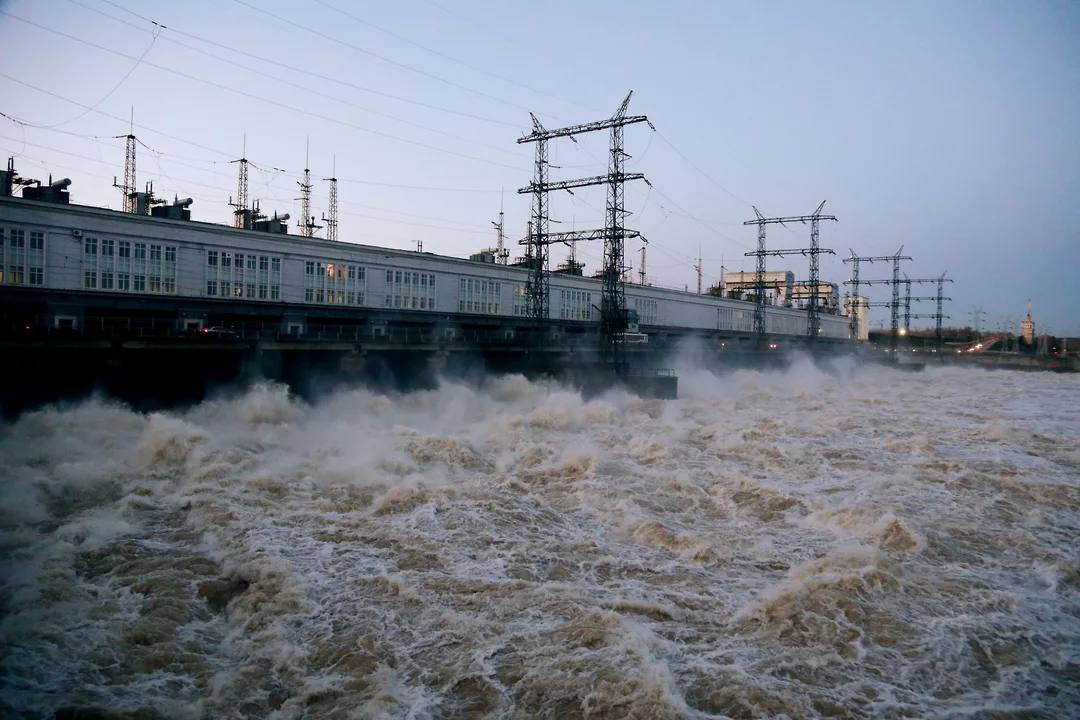 Приток воды в Камское водохранилище превысил среднегодовой максимум Приток в Камское водохранилище на 9 мая достиг 10,8 тыс. куб. м\с, сообщается на сайте Камской ГЭС. Как отмечает telegram-канал «Опасные природные явления Пермского края», этот показатель чуть меньше максимума 2022 года. «Учитывая продолжающиеся дожди, можно ожидать сохранения значительного притока в течение всей второй декады», — подчеркнули метеорологи. Ранее специалисты предсказывали максимальный приток в Камское водохранилище на уровне 11 000 ± 2 100 м/с.