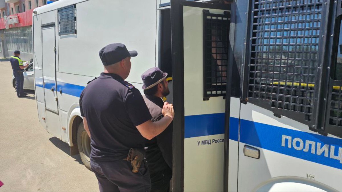 В Самаре полиция проводит рейд по мигрантам на Мехзаводе В Красноглинском районе сотрудники полиции и бойцы ОМОН Росгвардии провели операцию по профилактике правонарушений, связанных с миграционным законодательством. По информации от правоохранительных органов, в ходе рейда было проверено более тридцати человек. Уже выявлены нарушения. Работа продолжается. Сотрудники полиции напоминают: если у граждан есть информация о возможных нарушениях миграционного законодательства, они могут сообщить об этом ближайшему наряду полиции или позвонить по номеру 102. : ГУ МВД России по Самарской области