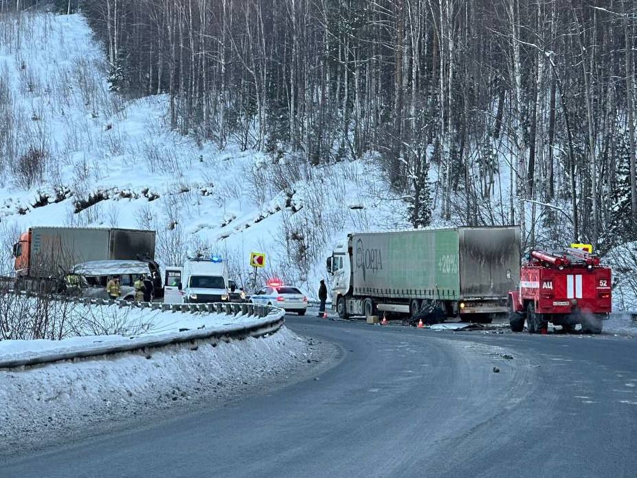 11 человек доставлены в больницу в результате крупной аварии с участием микроавтобуса и двух грузовиков ДТП произошло на 123 километре трассы Р 258 Байкал Микроавтобус с пассажирами ехал из Иркутска в Улан Удэ По предварительной информации после осмотра медиками Слюдянской районной больницы пятеро госпитализированы один из них в тяжелом состоянии трое направлены на амбулаторное лечение С остальными все еще работают врачи Подписаться на канал