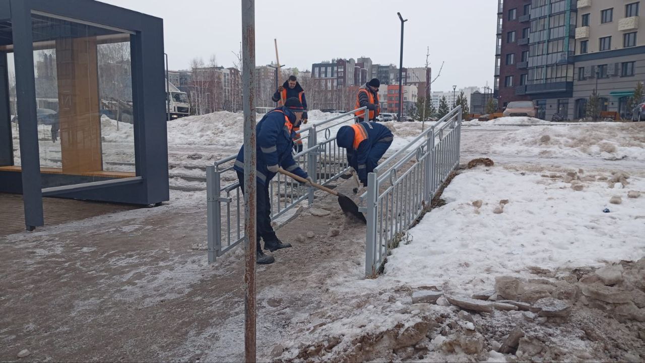 Дорожники продолжают активно расчищать наледь и посыпать дороги и тротуары пескосоляной смесью. Особое внимание уделяется лестницам и остановкам общественного транспорта, чтобы обеспечить безопасность пешеходов и пассажиров