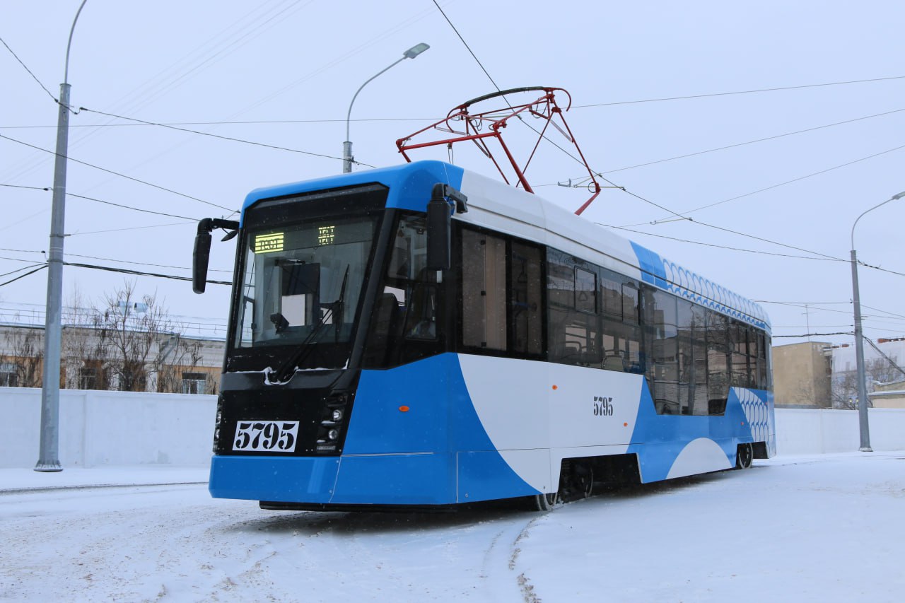 Новый трамвай вышел на маршрут 10 в Волгограде В Волгограде новый трамвай вышел на маршрут 10 Жилгородок Детский центр Общественный транспорт совместно собирали на предприятиях Волгограда и Екатеринбурга Наконец трамвай прошел обкатку и готов к полноценной работе Новый вагон низкопольный в центральной части Общественным транспортом без проблем смогут пользоваться инвалиды на колясках Одновременно общественный транспорт может перевезти до 150 пассажиров