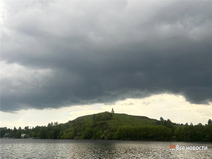 В Нижний Тагил после изнуряющей жары первой половины июня наконец придёт прохлада. Температуры опустятся до близких к норме значений, а погода порадует тагильчан частыми дождями и грозами. Об этом ИА «Все новости» рассказала главный синоптик Уральского гидрометцентра Галина Шепоренко.  Метеоролог уточнила, что погоду в Нижнем Тагиле и других городах Свердловской области в ближайшие 5-6 дней определят циклоны. Самым тёплым днём недели окажется понедельник, 16 июня, когда столбики термометра местами достигнут отметки в 30 градусов тепла. Далее температура снизится, и днём будет колебаться от 18 до 23 градусов, ночью — от 10 до 15. Направление ветра будет постоянно меняться. Во время грозы его порывы достигнут 12-15 м/с. В течение недели синоптики ждут переменную облачность, местами возможен туман.   В первую ночь этой недели в Нижнем Тагиле уже выпало 14 мм осадков  20% месячной нормы .   Сообщить новость:     Наш сайт   Новостная телега