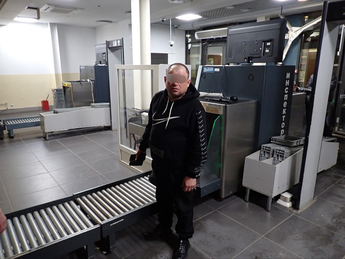 В Екатеринбурге на железнодорожном вокзале вахтовик из Пермского края украл у 40-летнего екатеринбуржца рюкзак, в котором находилось два миллиона рублей наличными. Ранее не судимый мужчина прихватил вещь в досмотровом павильоне, а потом обнаружил, что в нём лежат большие деньги. Когда мужчину задержали, он во всём признался полицейским, сказав, что его «бес попутал». Патрульные вокзала, которым сообщили приметы подозреваемого, задержали пермяка сидящим на лавке на привокзальной площади. Фото: пресс-служба Управления на транспорте МВД России по УрФО «Уральский меридиан»