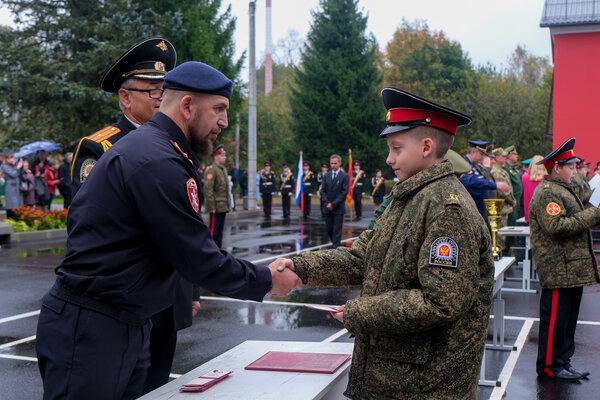 Смоленск  Росгвардейцы приняли участие в церемонии посвящения в кадеты  Торжественное мероприятие прошло на плацу Смоленского фельдмаршала Кутузова кадетского корпуса.     Заместитель начальника регионального управления Росгвардии полковник полиции Алексей Осипов принял клятву у воспитанников кадетского корпуса.   Ребята  дали торжественное обещание хорошо учиться, добросовестно исполнять свои обязанности, верно и самоотверженно служить Отечеству.  «Поздравляю вас со вступлением в кадетское братство! Будьте гражданами своей Отчизны, помните историю, любите страну и несите с честью имя кадета!», -обратился к воспитанникам полковник полиции Алексей Осипов.   В завершение мероприятия кадеты прошли торжественным маршем по плацу под звуки военного оркестра.    Росгвардия. Центральный округ