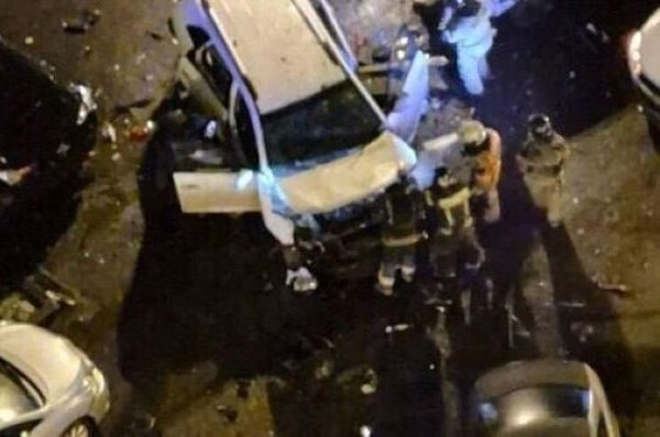 В Москве во дворе дома взорвался автомобиль Инцидент произошёл около 06 50 в районе Орехово Борисово на улице Ясеневой Жители близлежащих домов услышали громкий хлопок а потом заметили на парковке горящую машину В результате взрыва сильно повредило переднюю часть транспортного средства сообщили в оперативных службах Предварительно пострадал водитель автомобиля он получил сильную контузию На месте происшествия работают следователи Возбуждено уголовное дело Подписаться на Говорит Москва Telegram VK MAX