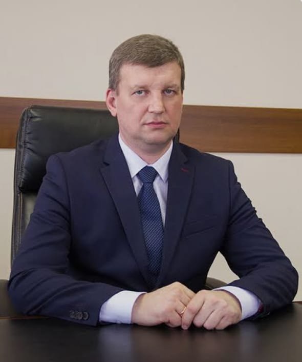 Умер зампредседателя Свердловского областного суда он родился под Нижним Тагилом Cкончался зампредседателя Свердловского областного суда Евгений Шумков Ему было всего 50 лет Евгений Сергеевич родом из села Бызово под Нижним Тагилом В нашем городе окончил школу милиции и в 20 лет поступил на службу в ОВД Заречного где работал оперуполномоченным следователем старшим следователем Высшее образование получил в Уральском юридическом институте МВД Был одним из первых мировых судей назначенных на должность в 2002 году С 2008 года Евгений Сергеевич трудился судьей в районном суде Заречного и уже через 4 года его перевели в Свердловский областной суд В 2018 занял пост председателя судебной коллегии по административным делам а в феврале 2020 года на шесть лет был назначен заместителем председателя Свердловского областного суда Не дожив до конца срока Евгений Шумков скончался в возрасте 50 лет после продолжительной болезни Простятся с Шумковым 23 сентября в Заречном в ДК Ровесник Евгений Сергеевич запомнится коллегам не только как блестящий юрист и мудрый руководитель но и как принципиальный отзывчивый и душевный человек готовый всегда поддержать в трудную минуту и поделиться бесценным опытом сказано в сообщении коллектива Свердловского областного суда