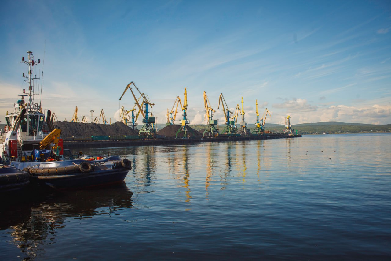 Падение грузооборота в Мурманском морском торговом порту замедлилось – по итогам июня 2025 года он составил 1,15 млн тонн. Это на 2,3% меньше прошлогодних показателей. Андрей Ризниченко, директор по производству ММТП: На фоне сохраняющейся неблагоприятной ситуации рынка в июне грузооборот слегка превысил ожидаемый портом объем. Это удалось благодаря слаженной работе бригад «Атлантас», «Ренконс» и первого грузового района, которые досрочно завершили погрузку судна. Основной груз – уголь: в общем грузообороте он составляет более 70%. Ране «Арктический обозреватель сообщал, что в структуре грузооборота также появился генеральный груз. Правда, он составил всего 0,4%, но по словам портовиков, они «готовы к наращиванию оборотов». «Арктический Обозреватель»