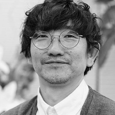 Press F Сегодня умер Сютаро Иида одному из важнейших людей для жанра метроидвания было всего 52 года В молодости Сютаро был программистом серии Castlevania Он работал над частями Aria of Sorrow Lament of Innocence и Dawn of Sorrow Далее успел поработать главным программистом под крылом у Кодзимы вместе они сделали Metal Gear Solid V The Phantom Pain Последние годы Иида вместе с Кодзи Игараси занимался играми своей мечты речь про великолепную Bloodstained Ritual of the Night и её продолжение которое сейчас находится в финальной стадии разработки В обоих тайтлах Сютаро выступил геймдизайнером а в сиквеле был ещё и директором Причина смерти продолжительная борьба с раком Подписаться на IGM