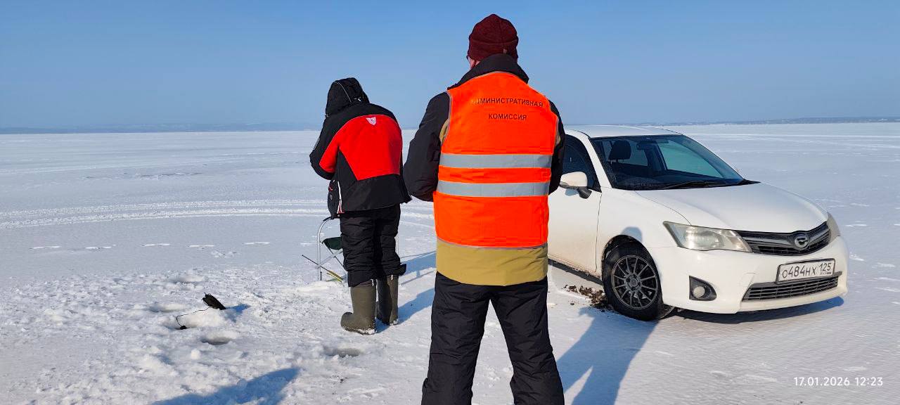 В Приморье продолжает действовать запрет выезда на лёд В субботу в районе станции Седанка прошёл очередной рейд Пять автомобилистов нарушили запрет и получили протоколы об административном правонарушении Рыбакам также раздали памятки о правилах безопасности при выходе на лёд В случае нештатной ситуации сразу звоните по телефонам 101 112 или в ЕДДС Владивостока по номеру 8 423 2222 333   Читай новости ОТВ в MAX