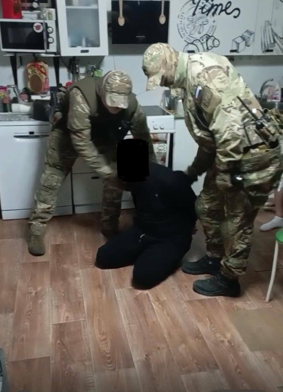 В Приморском крае полицейские задержали мужчину, находившегося в федеральном розыске Сотрудниками уголовного розыска МО МВД России «Большекаменский» совместно с коллегами из УФСБ России по Приморскому краю задержан мужчина, находящийся в федеральном розыске как уклоняющийся от исполнения наложенных на него судом обязанностей отбывание наказания в виде ограничения свободы . Гражданин ранее имел непогашенную судимость по ч. 2 ст. 162 Уголовного кодекса Российской Федерации «разбой, совершенной группой лиц по предварительному сговору» и в этот период совершил тяжкое преступление, связанное с незаконным оборотом наркотических средств. В отношении фигуранта уголовного дела на период следствия по ходатайству следователя была избрана мера административного принуждения в виде домашнего ареста. Однако подозреваемый нарушил наложненные на него судом обязательства искрылся, в связи с чем был объявлен в федеральный розыск. В результате проведения оперативно-розыскных мероприятий была получена информация о том, что мужчина, находящийся в федеральном розыске, пребывает в одной из квартир дома в селе Центральное Шкотовского муниципального округа. Правонарушитель задержан. В настоящее время в отношении фигуранта уголовного дела Шкотовским районным судом избрана мера пресечения в виде заключения под стражу. Мужчина будет содержаться в следственном изоляторе до вынесения решения по уголовному делу. Полиция Приморья