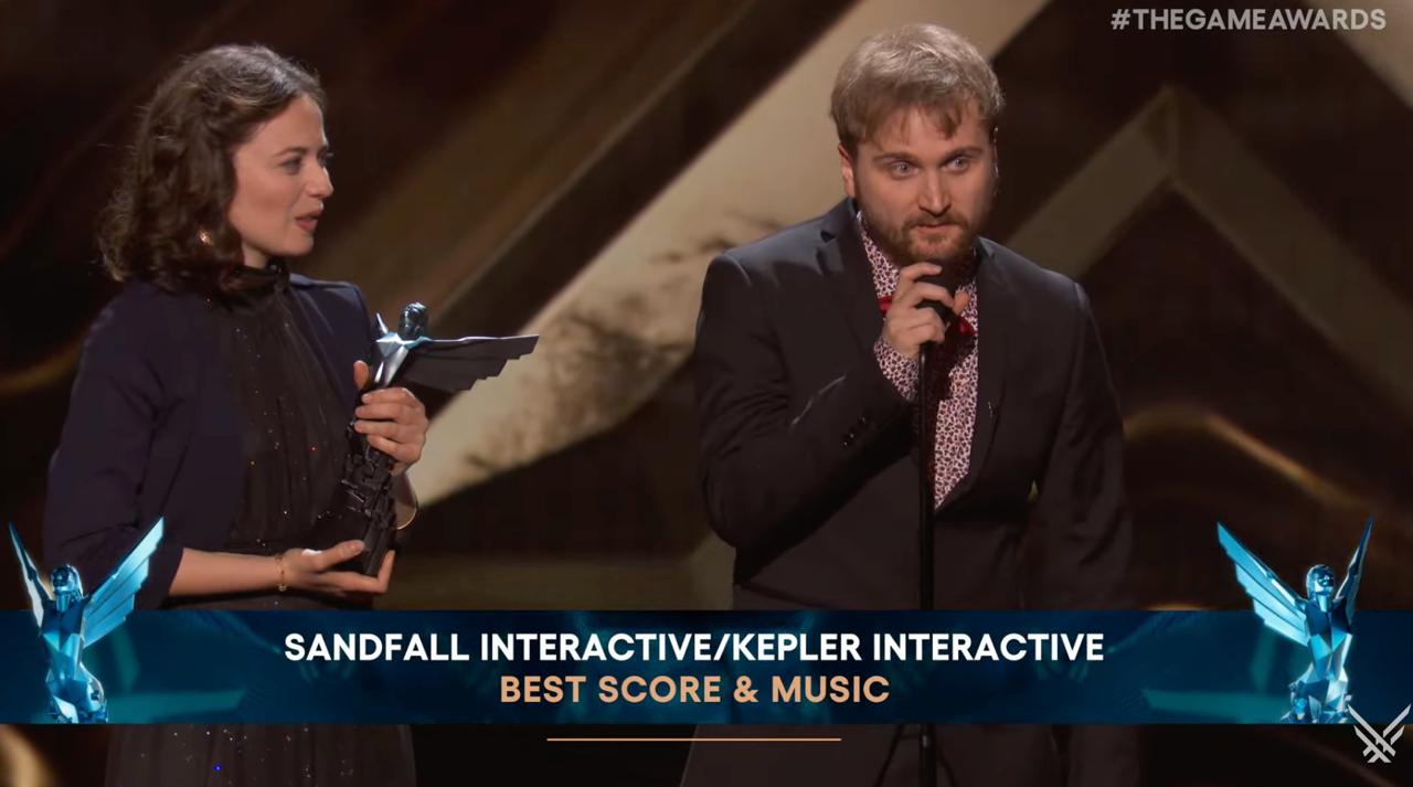 Clair Obscur Expedition 33 ожидаемо забрала награду за лучший игровой саундтрек Игра также получила ещё одну награду за арт дирекшн и одну за лучший инди дебют Итого уже четыре включая лучшую независимую игру И пять если считать и награду Дженнифер Инглиш за лучшую актёрскую игру она сыграла Маэль в Экспедиции