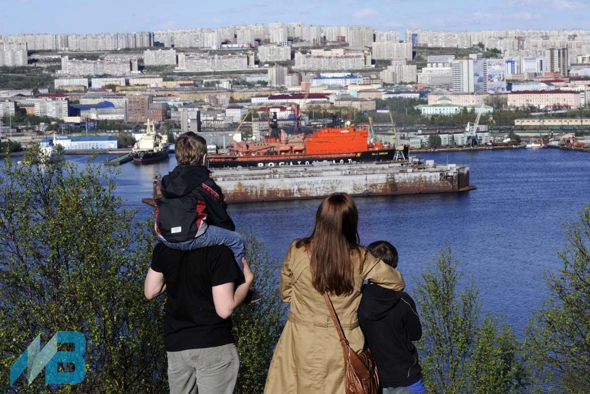 Мурманский Вестник новости Треть мурманчан полностью довольны жизнью Согласно опросу сервиса SuperJob 29 жителей Мурманска считают себя абсолютно счастливыми В исследовании приняли участие экономически активные граждане города В целом 80 опрошенных ощущают себя счастливыми в разной степени 29 полностью 51 скорее счастливы Несчастными себя назвали 20 включая 5 абсолютно несчастных Женщины чаще мужчин называют себя счастливыми а среди 35 45 летних абсолютное счастье отметили 31 Уровень счастья выше среди горожан с доходом свыше 100 тысяч рублей 34 семейных 35 и родителей 32 Обладатели высшего образования испытывают меньше счастья 78 по сравнению с теми у кого среднее профессиональное 82 Многие знания многие печали отмечают аналитики подчеркивая влияние подробнее на канале Мурманский Вестник новости