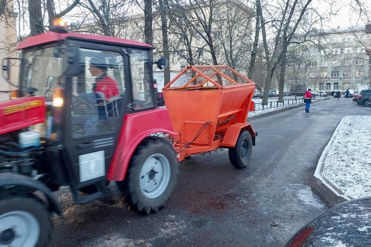 Петербургские дорожные службы защищают город от гололеда   В Адмиралтейском районе для уборки внутриквартальных территорий были вовлечены 147 сотрудников, а для очистки проезжих частей и тротуаров было использовано 18 единиц специализированной техники;   В Курортном районе ночью для превентивной обработки использовались 15 машин спецтехники.    В Красносельском районе рассказали, что в оперативном управлении служб находится свыше 80 единиц уборочной техники, а в штатах Красносельского РЖА, УК и ТСЖ района числятся почти 800 работников ручного труда и 78 трактористов;   В Выборгском районе сообщили, что всего в зимний период будет привлечено 450 специалистов и 87 единиц спецтехники. Также уборка и обработка проводятся в Приморском, Невском, Кировском и других районах Санкт-Петербурга.  Будьте осторожны при выходе на улицу   Фото: администрация Выборгского района Санкт-Петербурга Вечерний Санкт-Петербург