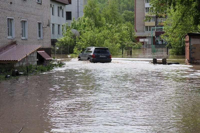 Кюветы в жилом секторе Горно-Алтайска очистят от снега, а водоотводные трубы пропарят – в рамках подготовки к весеннему паводку, сообщила Ольга Сафронова.    Для укрепления береговой линии рек Майма и Улалушка завезут песчано- гравийную смесь, песок.   ‼  ЕДДС города круглосуточно мониторит уровень воды с гидропоста на реке Майма, планируется установить два временных водомерных поста и наблюдать за уровнем воды на пруде Еланда.   По всем возникающим вопросам обращения принимают в ЕДДС города 8 38822 2-24-35. Также можно взаимодействовать с председателями ТОС и уличных комитетов, они передают информацию в городские службы.    В запасе есть  осушители, тепловые пушки и насосное оборудование, которые при необходимости выдадут жителям, для чего нужно будет обратиться в ЕДДС города.