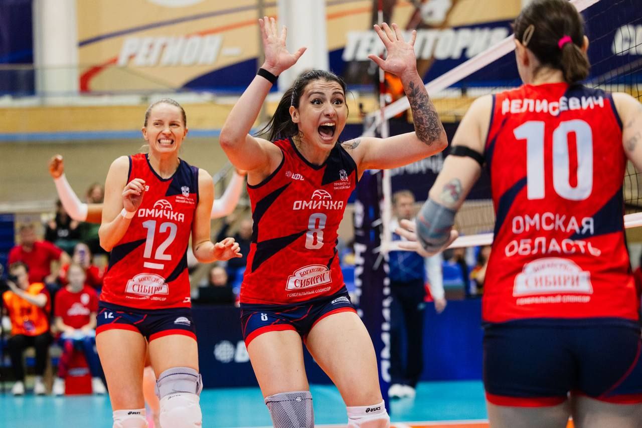 Омичка увозит победу из столицы Беларуси В заключительном матче первого круга чемпионата Суперлиги подопечных Александра Кошкина ждал минский экзамен и он был сдан на отлично Первая партия прошла в равной борьбе однако концовка осталась за более целеустремлённой Омичкой 25 20 Долгое время казалось что и второй сет завершится также в пользу гостей Всё вновь решалось в концовке но в этот раз удача была не на стороне омских лисиц 23 25 Во многом определяющей получилась третья партия Выигрывая 23 19 Омичка позволила соперницам сократить отставание до минимума Вопрос о победителе в решающий момент сняла силовая атака Натальи Кротковой 25 23 В четвёртом сете Минчанке вновь пришлось выступать в роли догоняющих Вот только погоня эта позитивных эмоций местным болельщикам так и не принесла 25 20 Омичка выигрывает партию а вместе с ней и весь матч Самым результативным игроком встречи в составе лисиц стала диагональная Зарина Воситова заработавшая 20 очков Второй круг омская команда начнёт домашним матчем с красноярским Енисеем который пройдёт 15 декабря и начнётся в 19 00