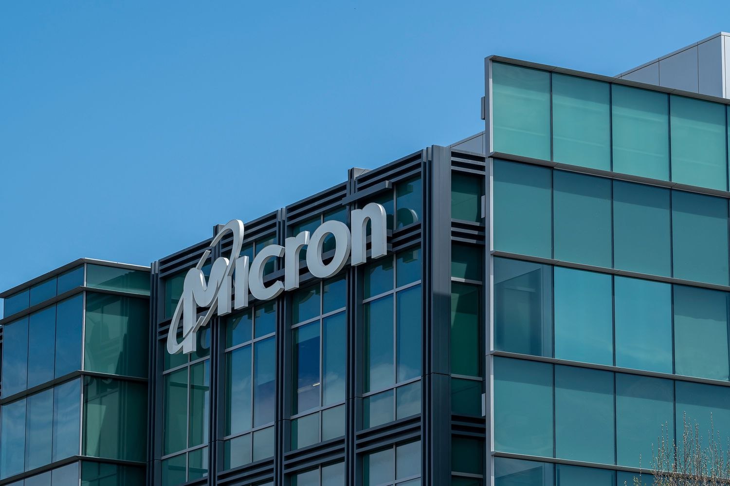 Крупнейшие производители памяти, такие как Micron, Samsung и SK Hynix, решили прекратить производство модулей DDR4. Это связано с заметным снижением спроса на эти модули и, наоборот, увеличением интереса к более современным вариантам, таким как DDR5, LPDDR5 и HBM. При этом стоит отметить, что к производству новых модулей активно подключаются китайские компании. Это может негативно сказаться на стоимости DDR4, которая и так уже начала расти из-за дефицита, и тем самым сделать бюджетные сборки недоступными для многих пользователей. Таким образом, эпоха DDR4 постепенно уходит в прошлое.