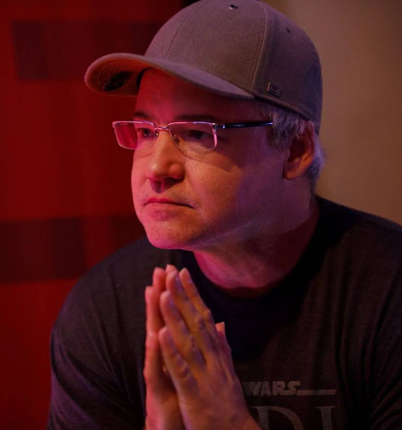 Геймдизайнер Винс Зампелла погиб в автокатастрофе сообщает NBC Los Angeles Зампелла был со основателем студии Infinity Ward и одним из основоположников серии игр Call of Duty После этого он основал студию Respawn Entertainment разработавшей Titanfall и Apex Legends а в этом году под его руководством вышла Battlefield 6 ВПШ