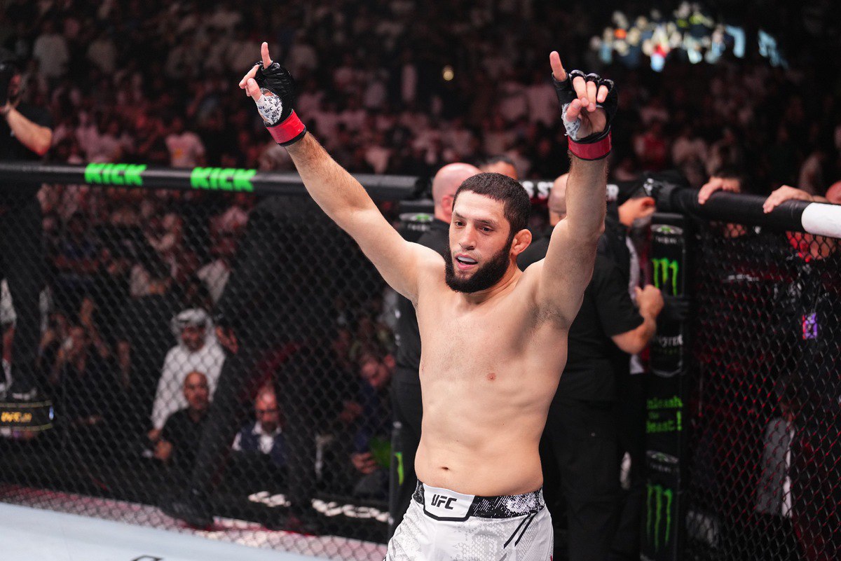 В очень тяжёлом бою Икрам Алискеров побеждает Чун Ен Парка на UFC 321 в Абу Даби В средине второго раунда у дагестанского бойца начала садиться батарейка Железная черепашка из Южной Кореи продемонстрировал хорошую ударку регулярно попадал по Икраму но дагестанская борьба взяла в свое В партере Парк ничего Алискерову противопоставить не мог Икрам впервые довел в UFC дело до судейского решения до этого он побеждал соперников уже в первом раунде