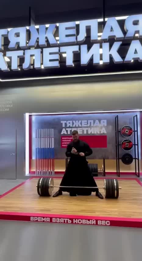 Священник удивил зрителей, подняв 200 кг на спортивном форуме в Самаре