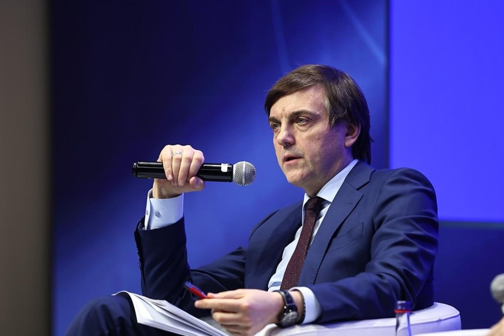 Учителя информатики присоединятся к разработке учебника по этому предмету в школах В Москве на площадке Московского центра качества образования 16 декабря стартовал Всероссийский форум учителей информатики Искусственный интеллект в общем образовании и роль школьной информатики в обеспечении технологического суверенитета России В ходе пленарного заседания Министр просвещения РФ Сергей Кравцов пригласил учителей принять участие в разработке единого государственного учебника по информатике