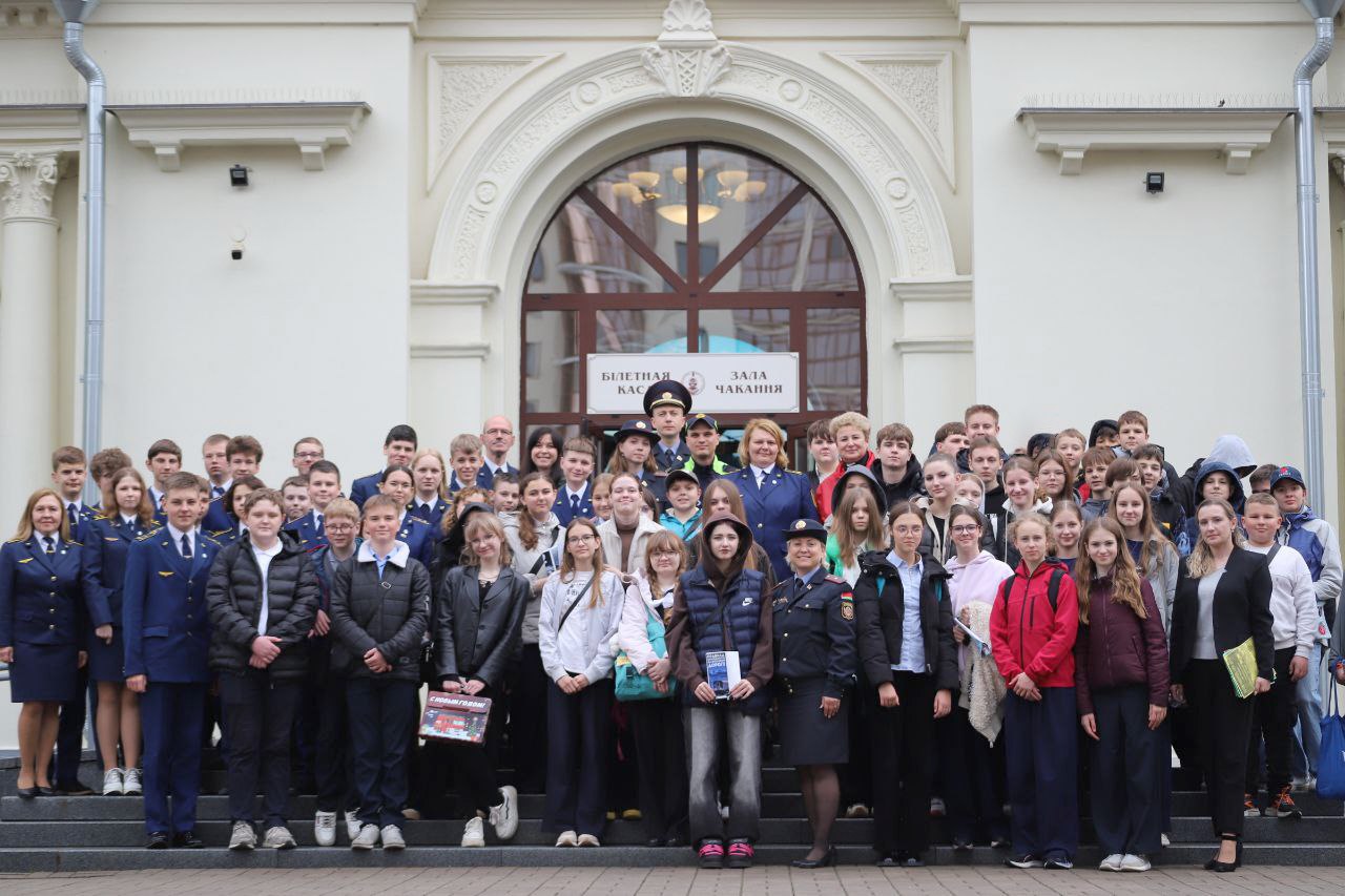 #милиция_детям Железная дорога, ПДД и первая помощь — минские школьники поучаствовали в викторине по правилам безопасности Представители Минского отдела внутренних дел на транспорте, Детской железной дороги и Партизанского и Октябрьского РУВД организовали для школьников познавательную викторину «Ты сам выбираешь свою дорогу». В игровой форме ребята узнали о правилах дорожного движения, нормах административного и уголовного законодательства, правилах поведения на ж/д путях и способах оказания первой помощи. Нестандартная форма профилактической работы вызвала у детей живой неподдельный интерес Следите за событиями: Instagram TikTok VK YouTube Сайт ГУВД