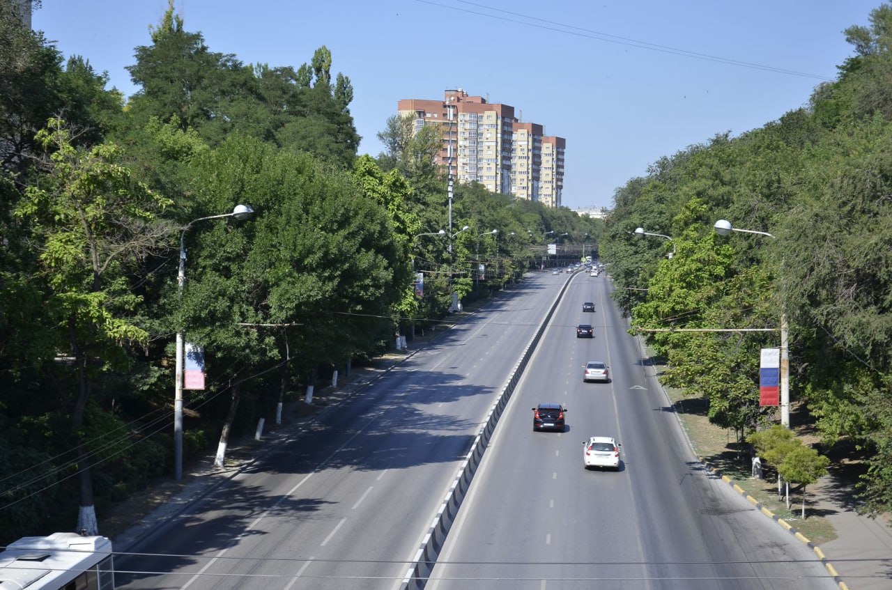 Реконструкцию участка проспекта Стачки в Ростове оценили в 5,2 млрд рублей   В Ростове-на-Дону стоимость реконструкции части проспекта Стачки оценили в 5,2 млрд рублей. Об этом на заседании постоянной комиссии в городской думе сообщил и.о. директора департамента автодорог Нарек Тамразян.    По словам чиновника, речь идет об обновлении проспекта Стачки с расширением от улицы Зорге и продлением до Левенцовки. Также в проекте запланировали создание транспортных развязок на пересечении с улицами Зорге, Малиновского и переулком Мастеровым.    Сам проект уже разработан, также получено заключение экспертизы, рассказал Нарек Тамразян. Власти уверены, что капитальное обновление снизит запоры, разгрузит проезжую часть и позволит организовать альтернативные пути проезда до жилого района «Левенцовский».    Подписаться на "Новости Ростова"    Прислать новость