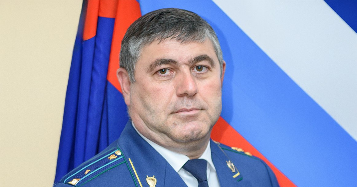 В Москве арестовали бывшего зампрокурора Кабардино-Балкарии Азрета Кадырова Кадыров работал заместителем прокурора Кабардино-Балкарии с 2022 года, пока его не уволили в 2024-м. До этого — с 2018 по 2022 год — он был прокурором Эльбрусского района, а еще раньше — с 2006-го — судьей Эльбрусского районного суда. Собственно, события, из-за которых Азрет Кадыров теперь попал под арест, тоже разворачивались в Приэльбрусье, причем когда подозреваемый еще работал судьей. Силовики считают, что он незаконно оформил на свою сестру Ларису 6 тысяч «квадратов» земли для строительства санатория. Родственница в 2015 году незаконно присвоила себе в собственность земельный участок рядом с лагерем Адыл-Су. По данным следствия, суд обязал администрацию заключить с Ларисой Кадыровой договор купли-продажи участка, причем всего за 450 тыс. рублей, тогда как его кадастровая стоимость составляла 8,4 млн рублей.
