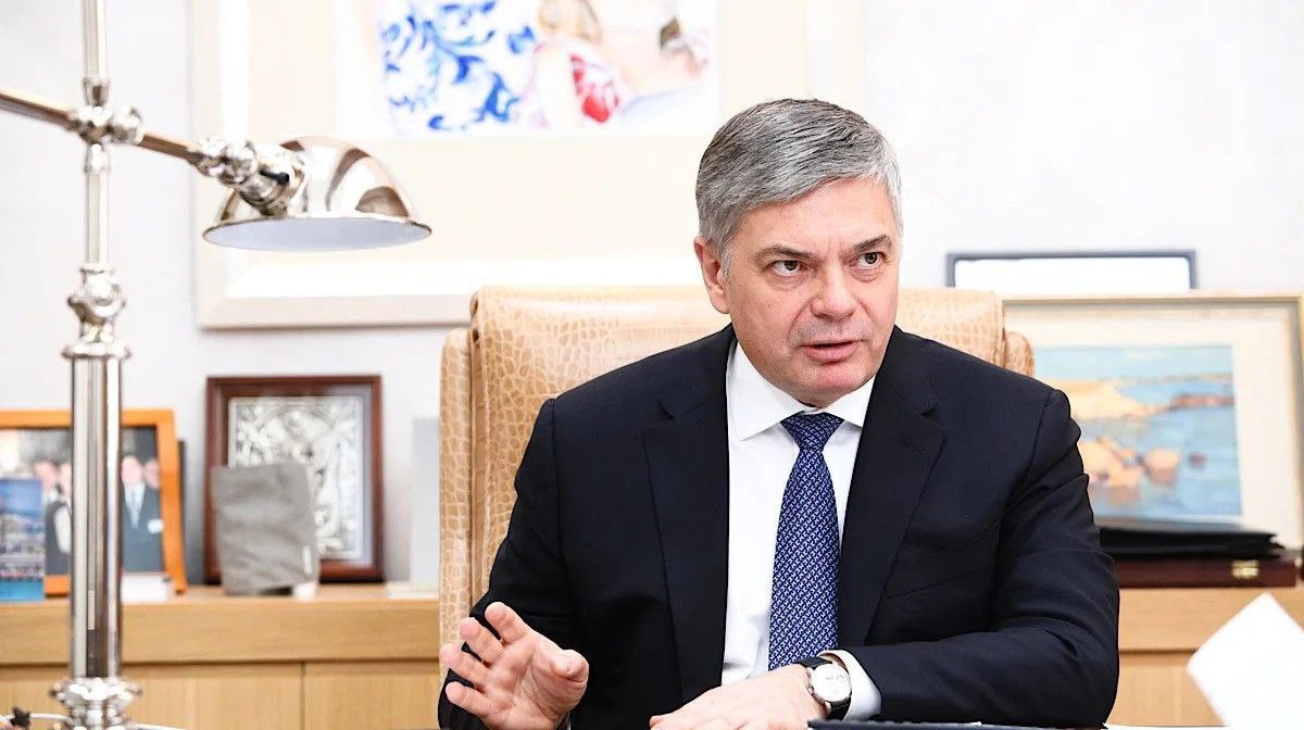 Основатель и совладелец ГК Дело Сергей Шишкарев которому сейчас принадлежит 50 компании подал в ФАС ходатайство о приобретении 49 в УК Дело принадлежащих сейчас Росатому стало известно Коммерсанту Второе ходатайство о выкупе 1 у структуры Трансмашхолдинга после прекращения переговоров о трехстороннем партнерстве пока на рассмотрении службы Сам по себе факт ходатайства не свидетельствует о завершении переговоров по выкупу по информации издания стороны продолжают обсуждать оценку пакета Разногласия по цене достаточно серьезные Росатом оценивал 50 в УК Дело в 20 млрд руб тогда как сторона Сергея Шишкарева настаивала на том что объективная стоимость этой доли примерно втрое выше Стороны эти цифры не комментируют В случае одобрения сделок по приобретению 1 и 49 в УК Дело доля Шишкарева в компании может увеличиться с 50 до 100 По данным ЕГРЮЛ на 6 февраля у Шишкарева 50 в УК Дело госкорпорация Росатом владеет 49 еще 1 у ООО Р Альянс Подписаться на PRO transport