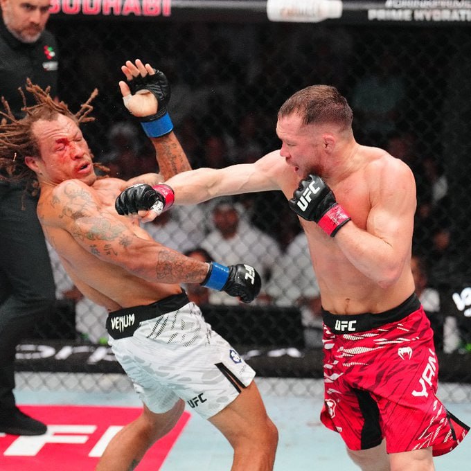 Петр Ян победил американца Маркуса Макги на турнире UFC в Абу-Даби. Судьи единогласно приняли решение присудить победу российскому бойцу. Теперь у россиянина числится 19 побед при пяти поражениях. У американца — десять побед и два поражения. : X/UFC News МАХ Отправить новость