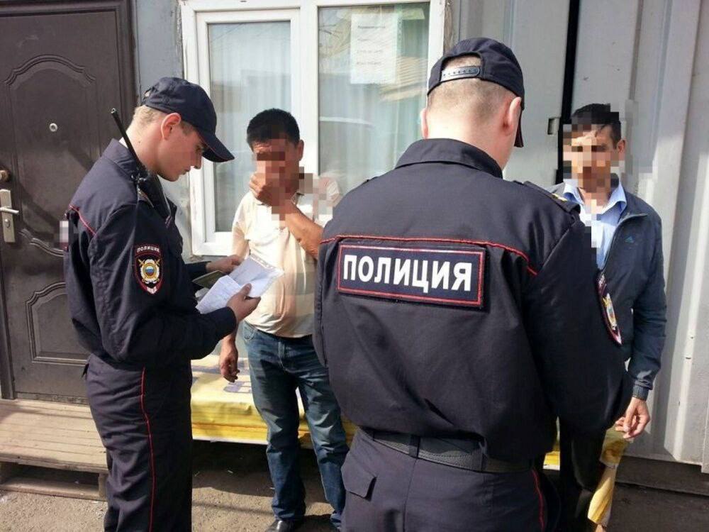 В Элисте возбуждено уголовное дело за фиктивную постановку на учет иностранного гражданина по месту пребывания.  В ходе профилактического мероприятия полицией было установлено, что 50-летний местный житель зарегистрировал троих граждан Азербайджана без намерения предоставить им жилье.   Ранее он уже привлекался за аналогичное правонарушение. В ходе расследования выявили, что  он также фиктивно поставил на учет двоих иностранных граждан, за что возбуждено дело.