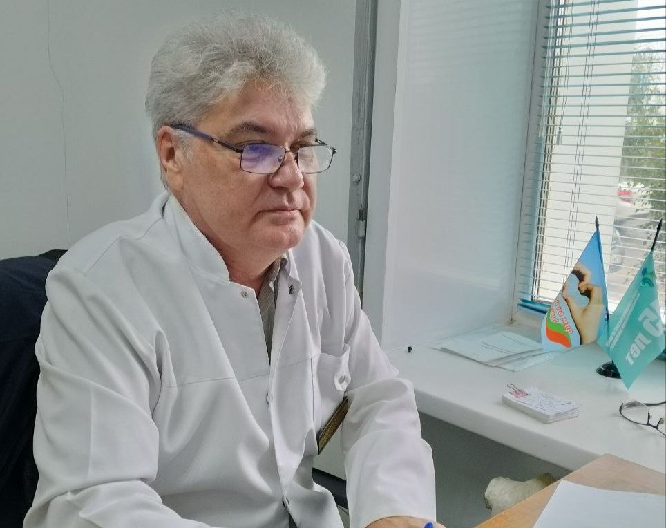 Врач из Забайкалья спас чуть не утонувшую на озере женщину Врач-нарколог краевого наркодиспансера Константин Петров спас 54-летнюю забайкалку, которая чуть не утонула на озере Арахлей. Мужчина оказал пострадавшей первую помощь и передал "скорой". Инцидент произошёл 11 июля во время совместной работы полиции и наркологов, направленной на обеспечение безопасности забайкальцев. "Под конец смены к нам подбежал мужчина и сказал, что утонула женщина. Я, не думая, направился к автомобилю, где лежала пострадавшая без сознания. Быстро среагировал, оказал неотложную помощь. Через некоторое время женщина пришла в себя, смогла назвать свое имя", — рассказал врач. После на место прибыла реанимация. Медики осмотрели женщину и госпитализировали ей. Сейчас с забайкалкой всё хорошо. Фото: пресс-службы Минздрава Забайкалья ChitaMedia Забайкальский край